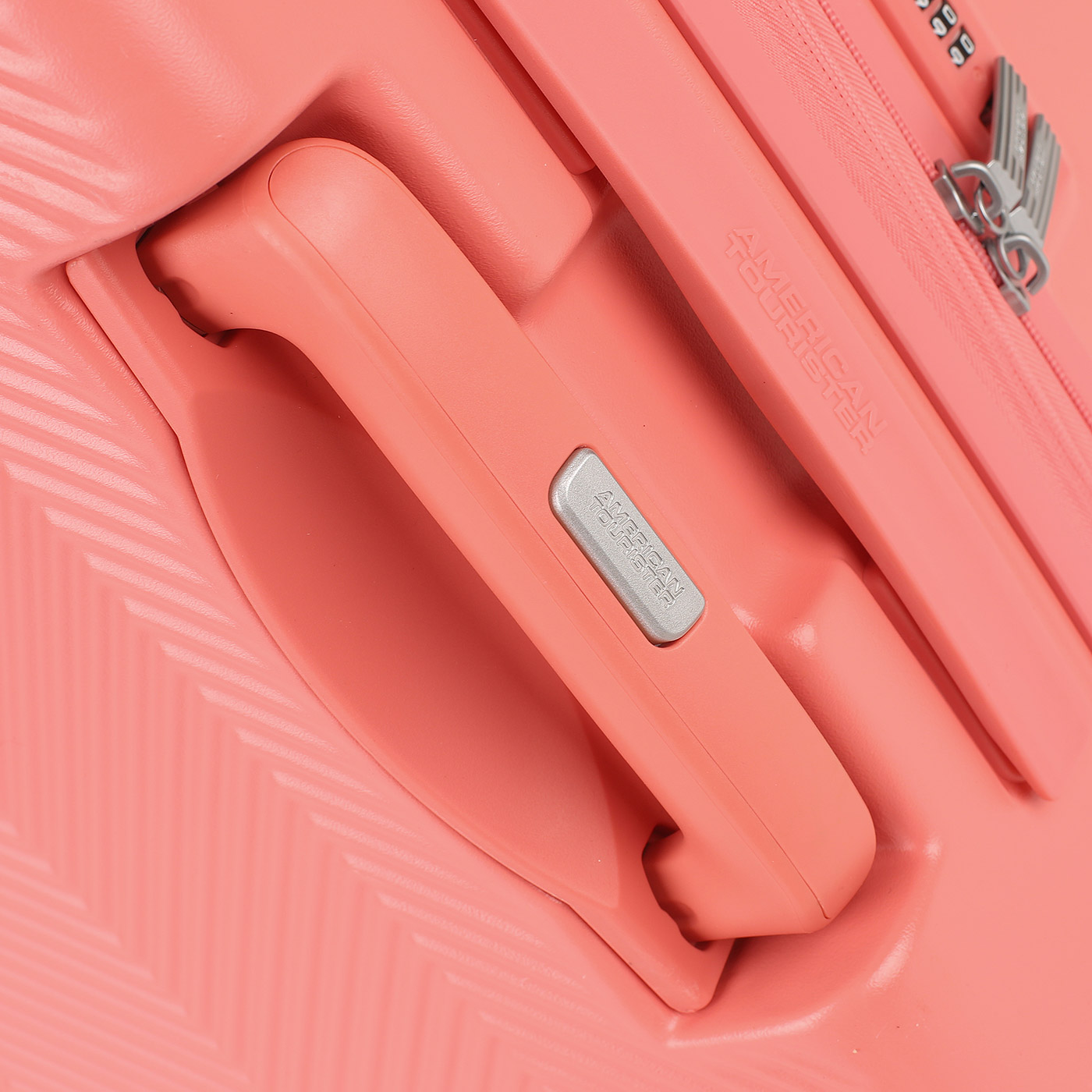 Чемодан средний M из поликарбоната с кодовым замком American Tourister Flylife