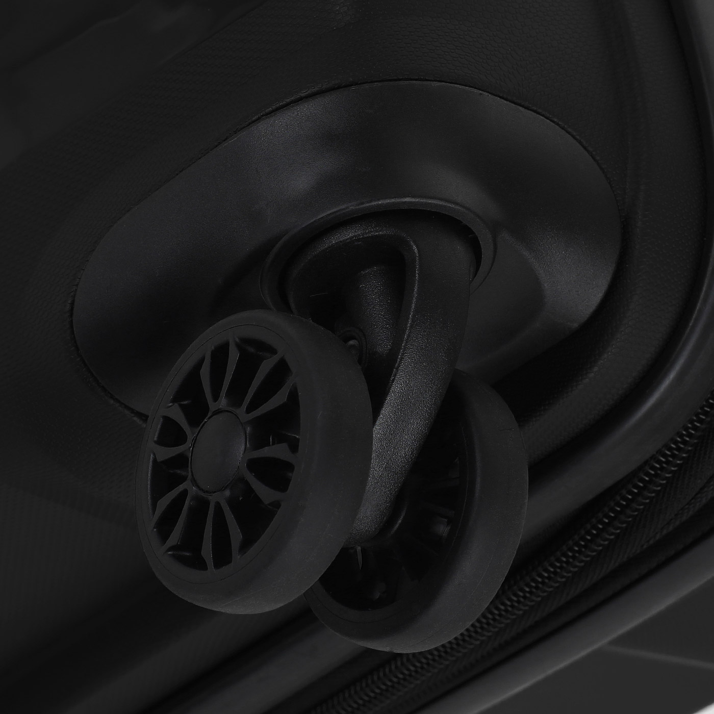 Чемодан средний M из полипропилена с кодовым замком American Tourister Bon Air