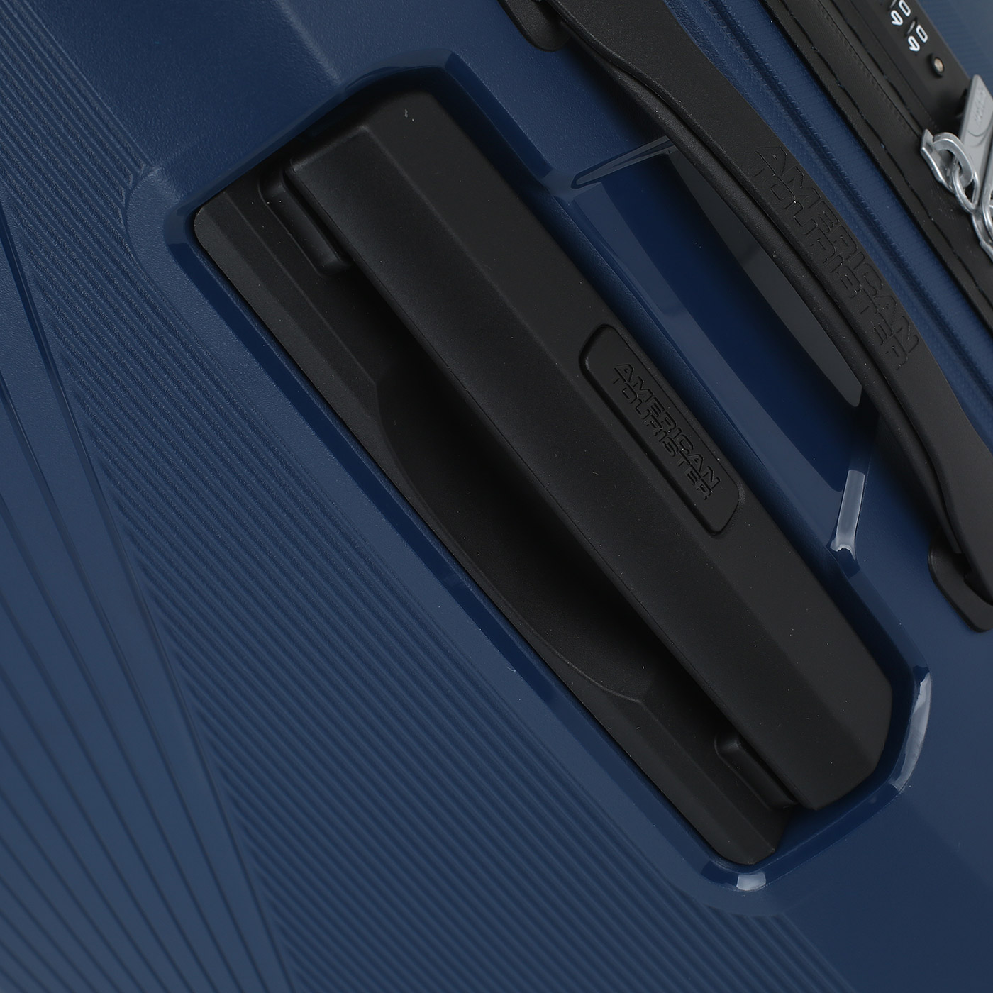 Чемодан средний M из полипропилена с кодовым замком American Tourister Airconic