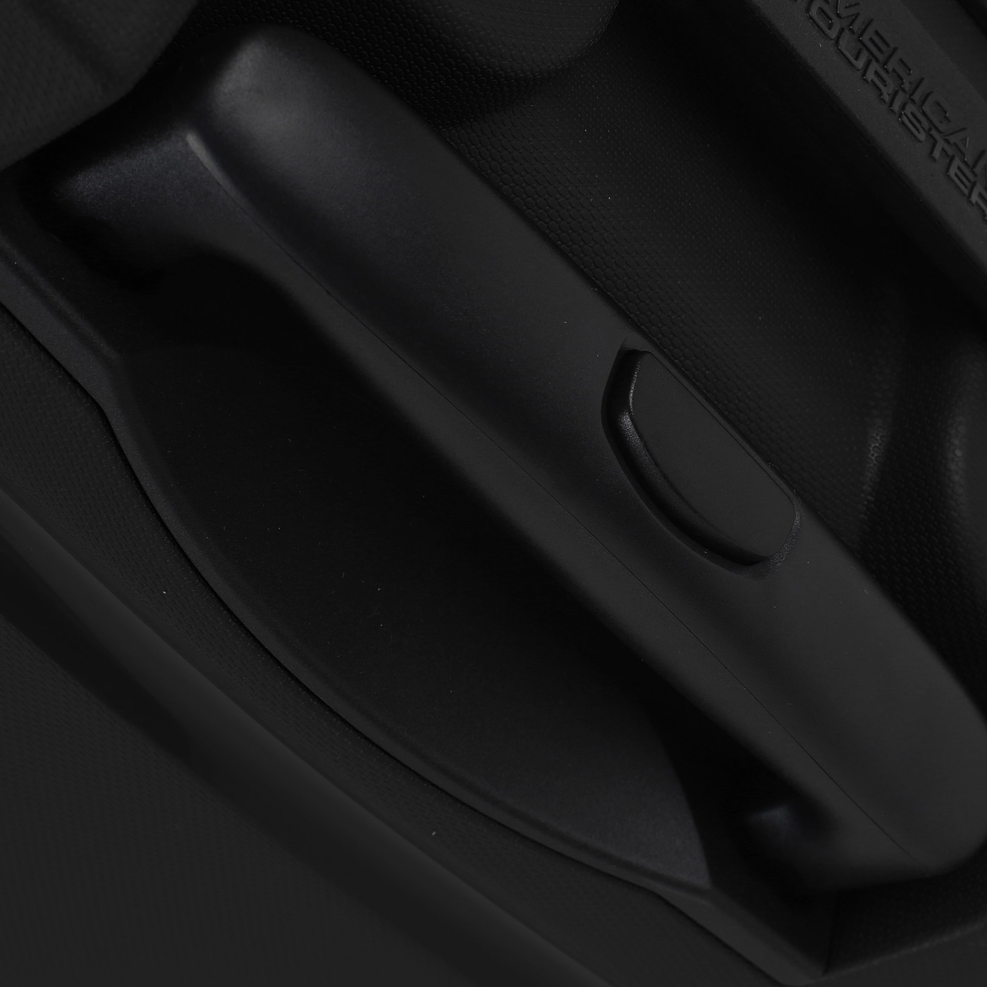 Чемодан средний M из полипропилена с кодовым замком American Tourister Bon Air