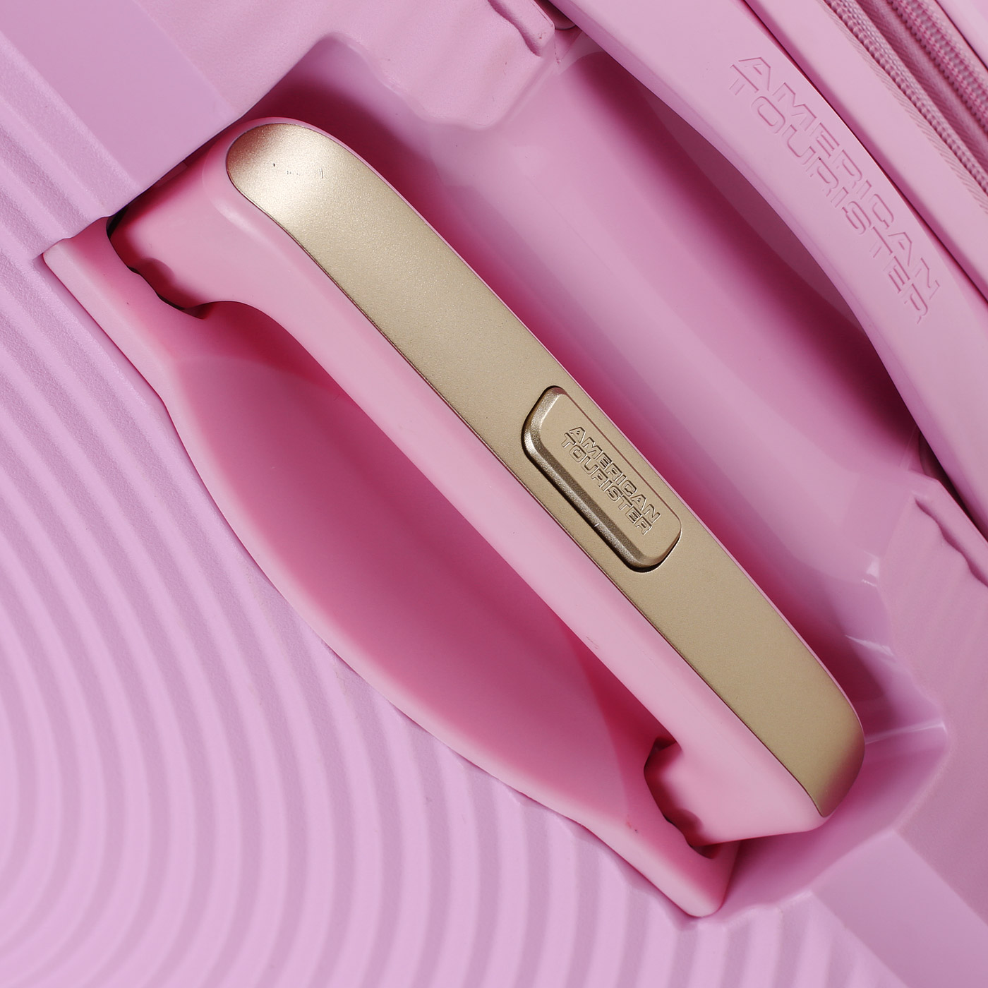 Чемодан средний M из полипропилена с кодовым замком American Tourister Soundbox