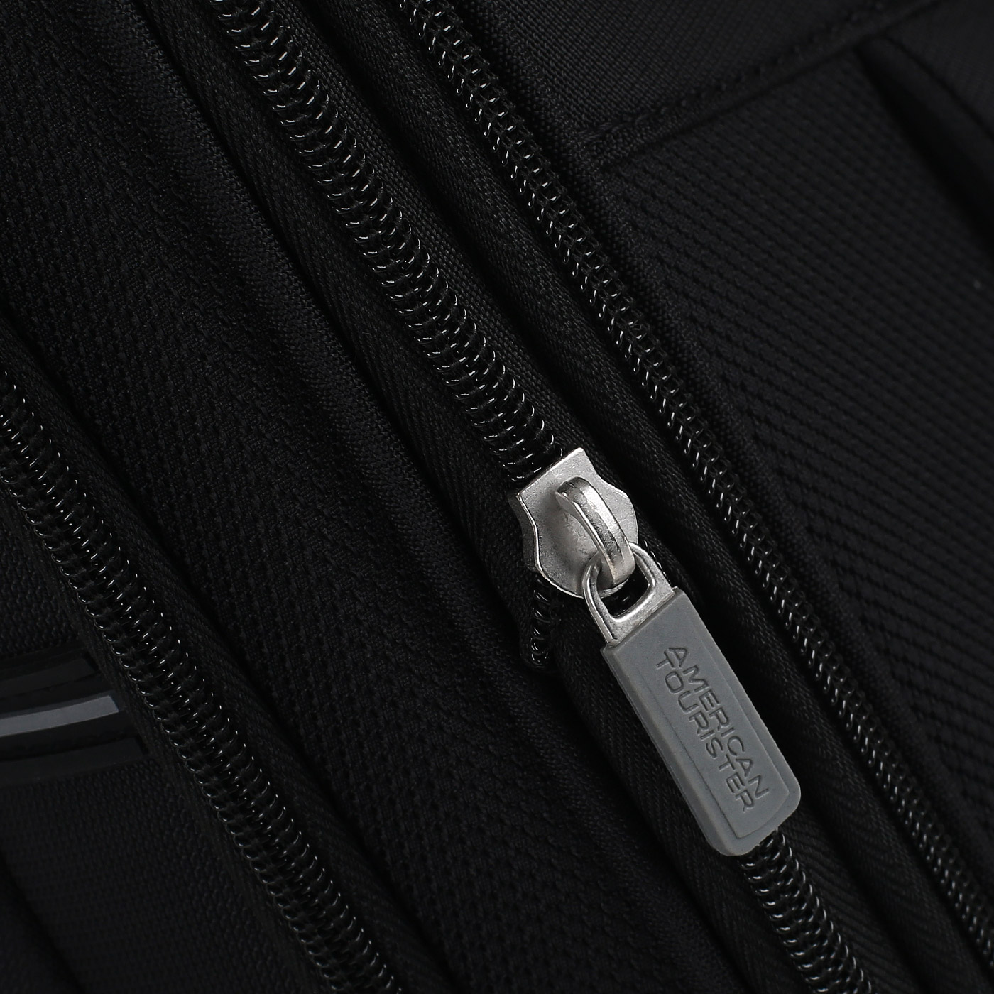 Чемодан средний M тканевый с кодовым замком American Tourister Crosstrack