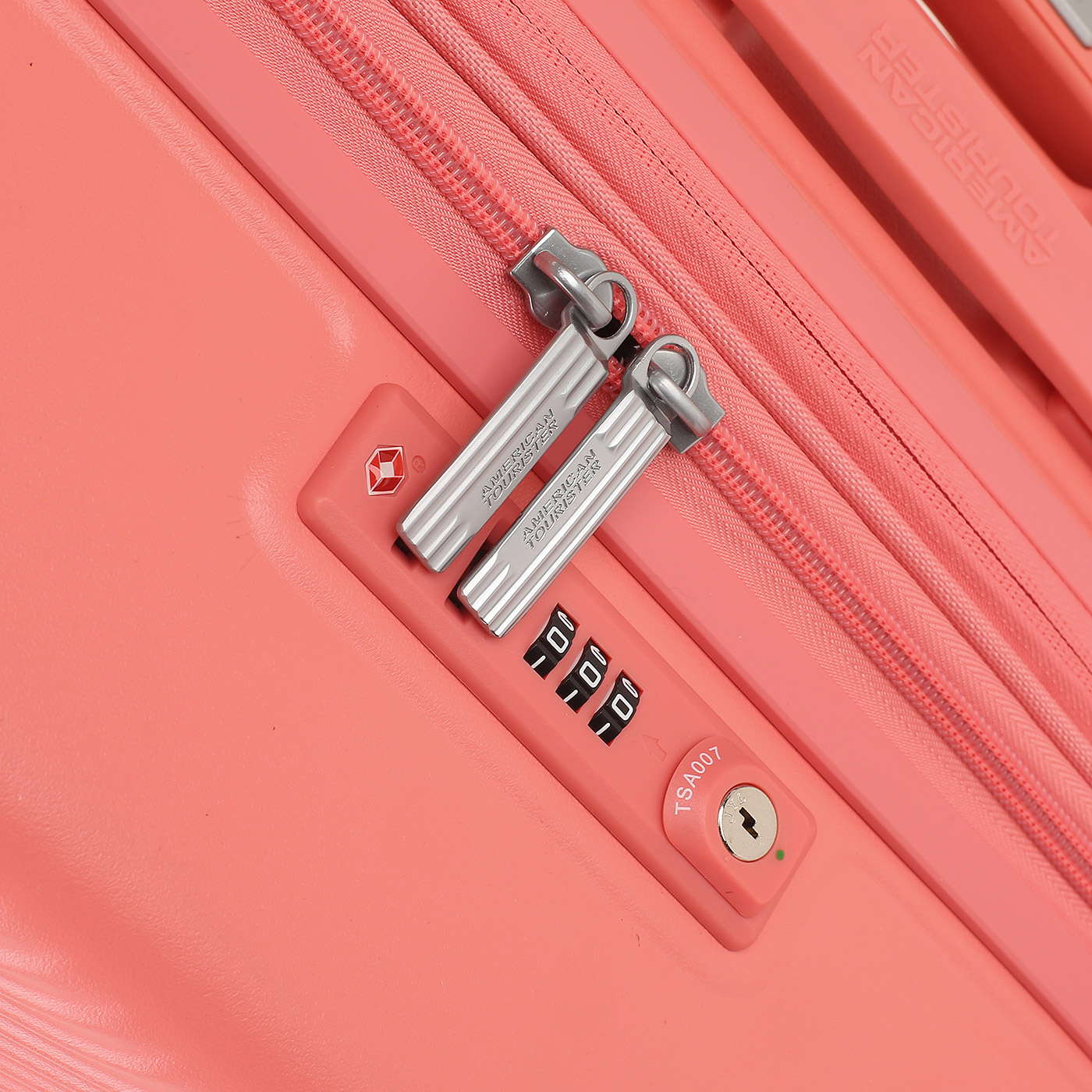 Чемодан средний M из поликарбоната с кодовым замком American Tourister Flylife