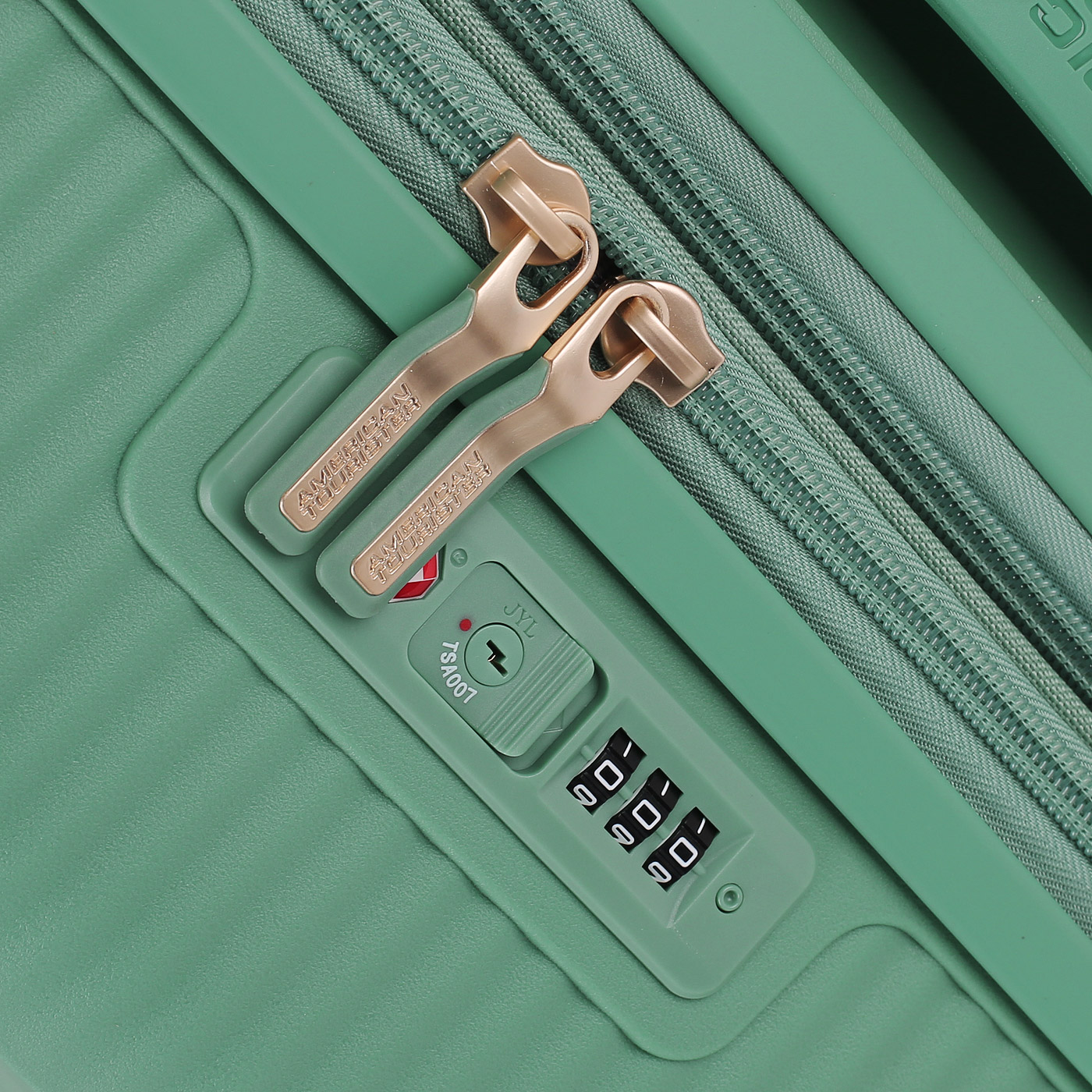 Чемодан средний M из полипропилена с кодовым замком American Tourister Soundbox