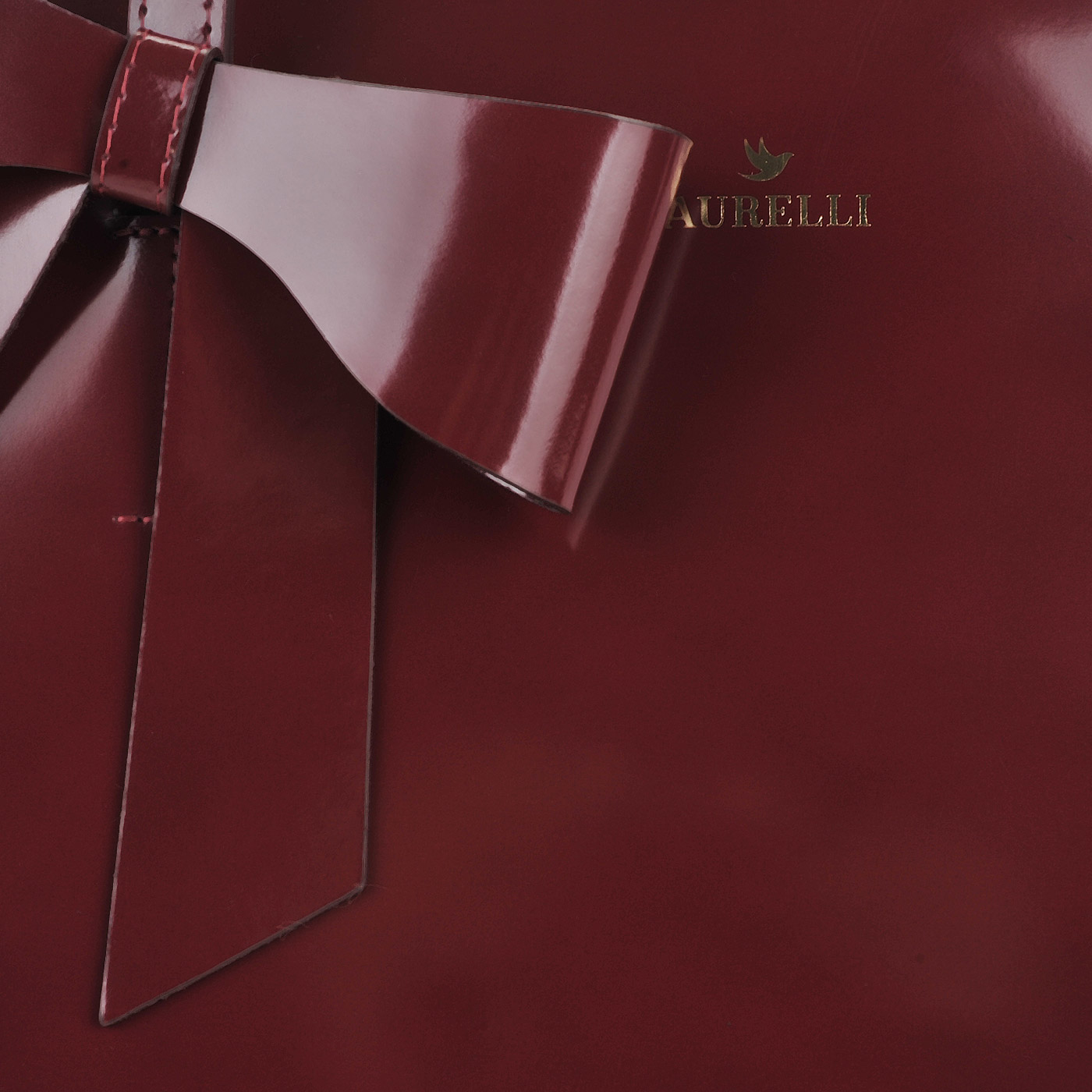 Вместительная бордовая сумка из лакированной кожи Aurelli 