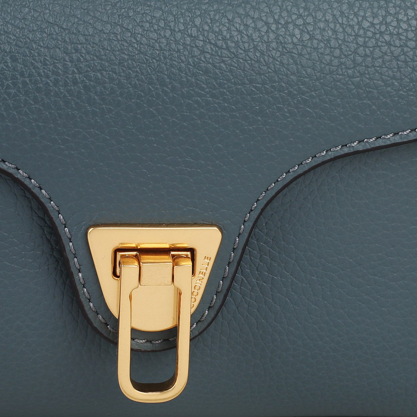 Кожаная сумка через плечо Coccinelle Beat Soft