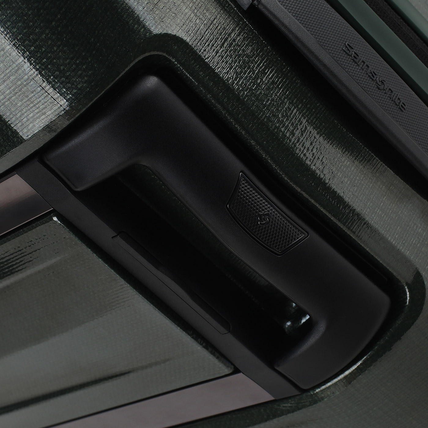 Чемодан средний M из материала Curv Samsonite Major-Lite