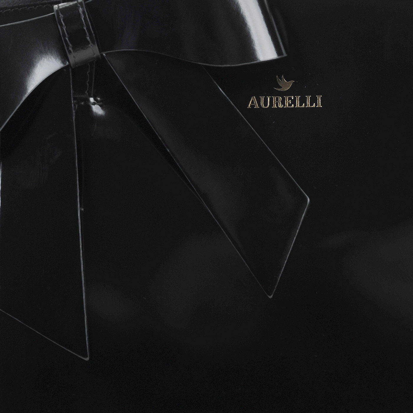 Вместительная черная сумка из лакированной кожи Aurelli 