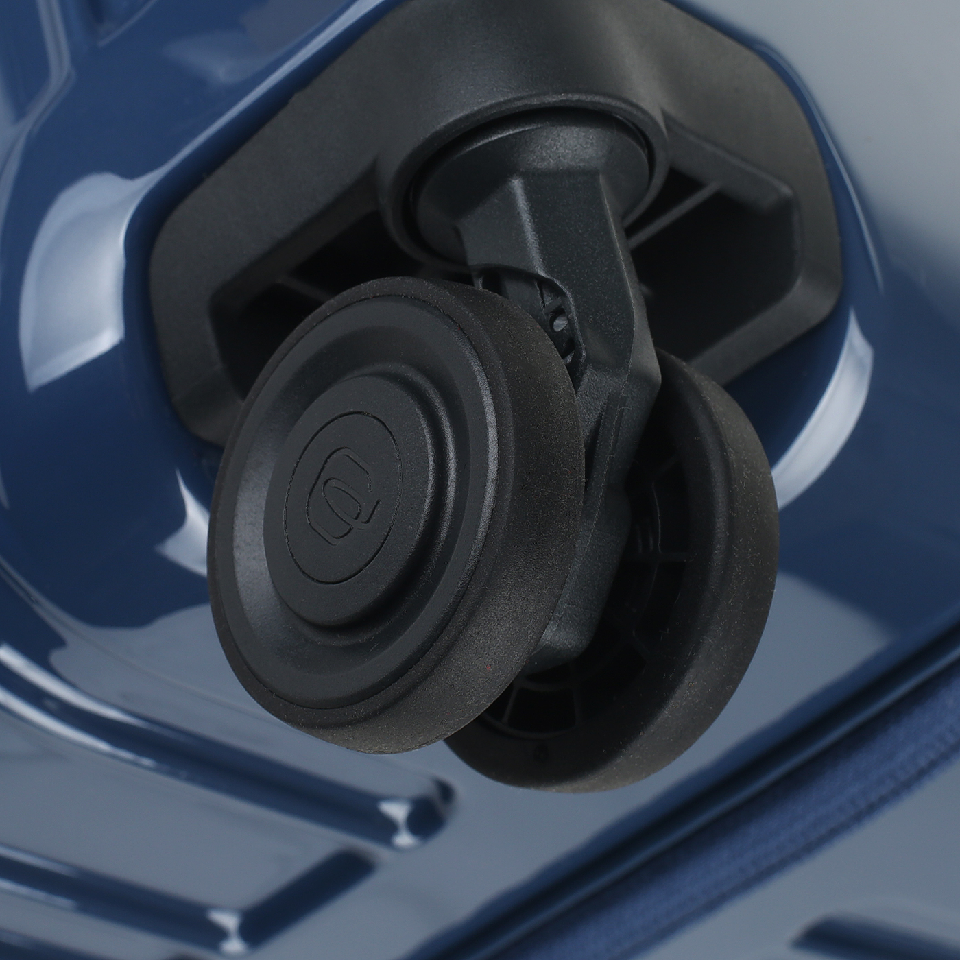 Чемодан средний M из поликарбоната Piquadro PQ Light