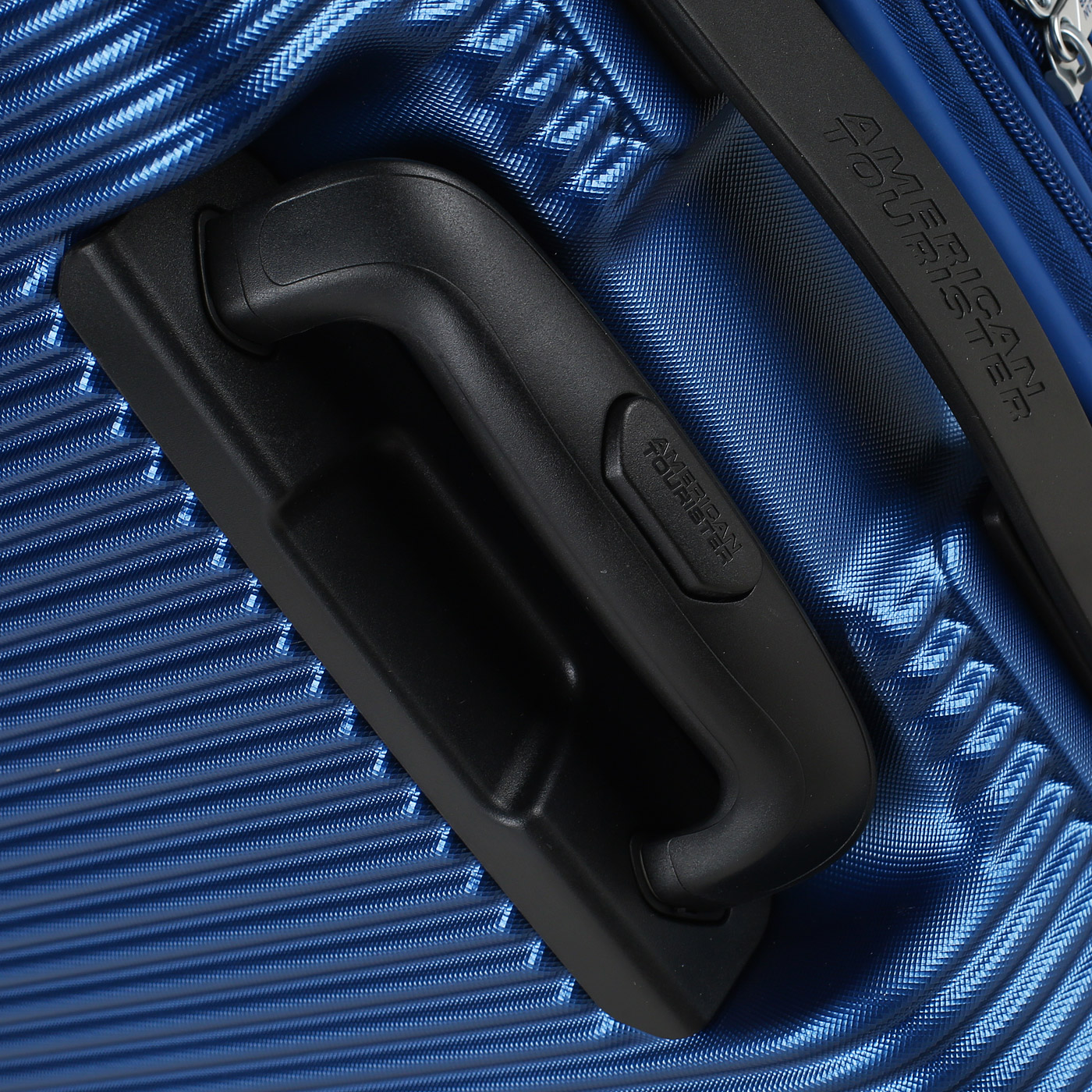 Чемодан средний M из поликарбоната с кодовым замком American Tourister Modern Dream