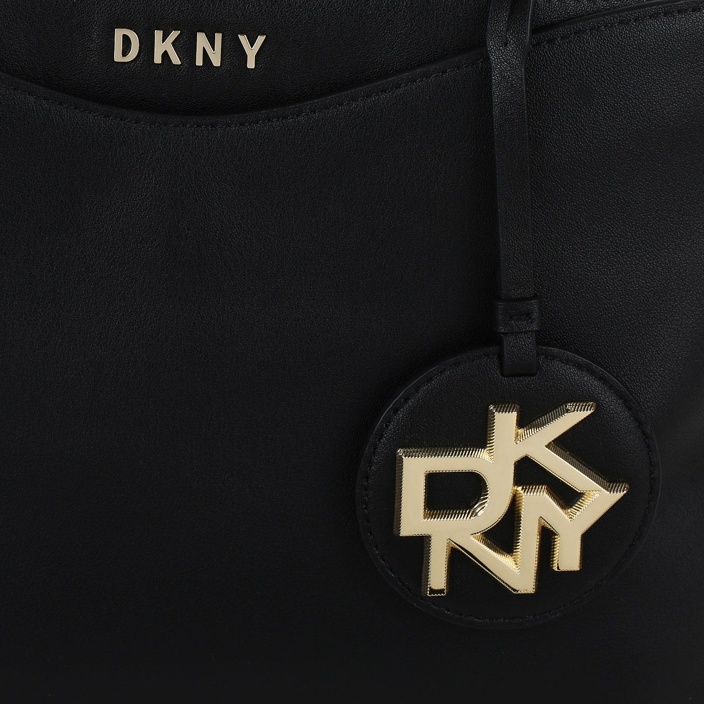 Кожаная сумка с брелоком DKNY Dayna