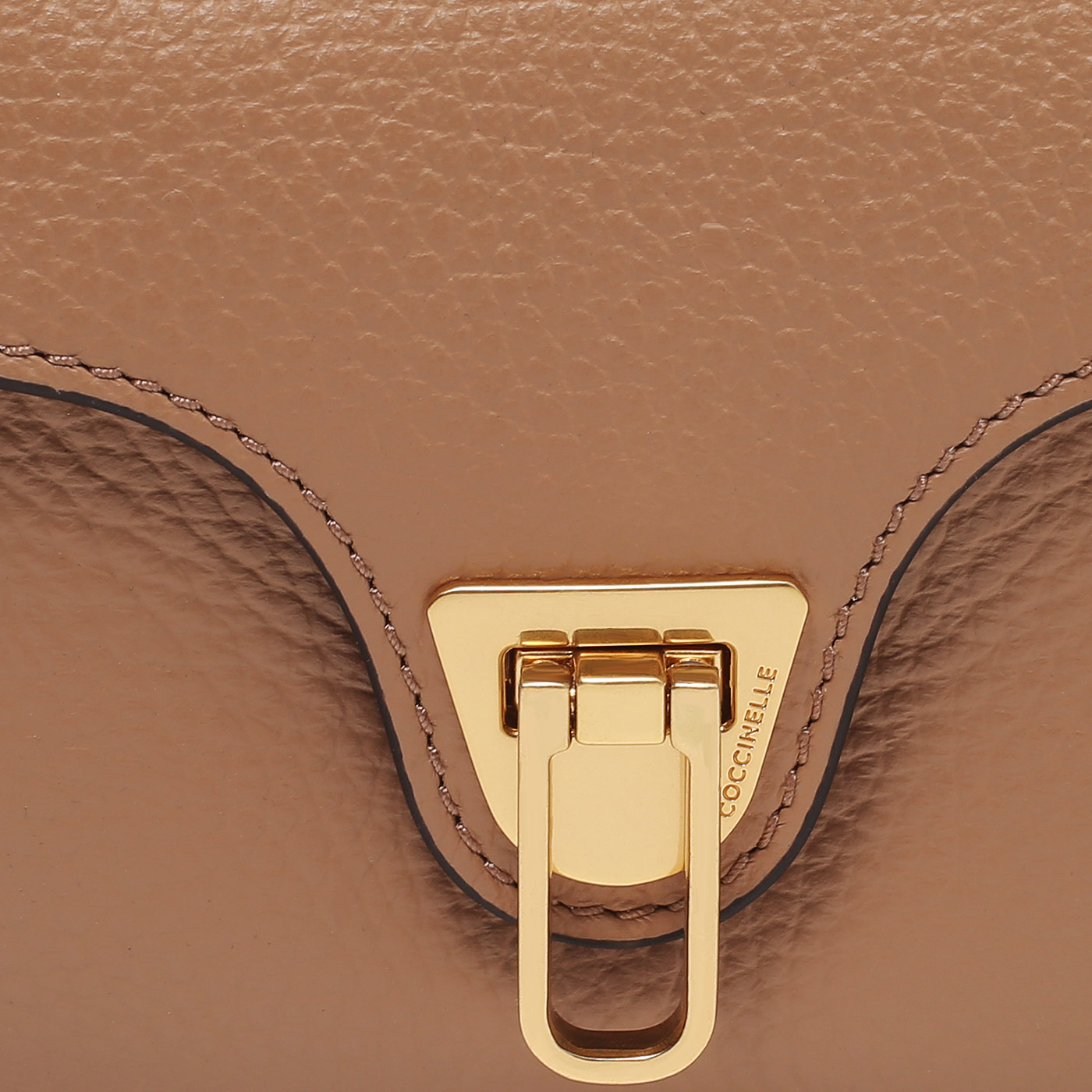 Кожаная сумка Coccinelle Beat Soft