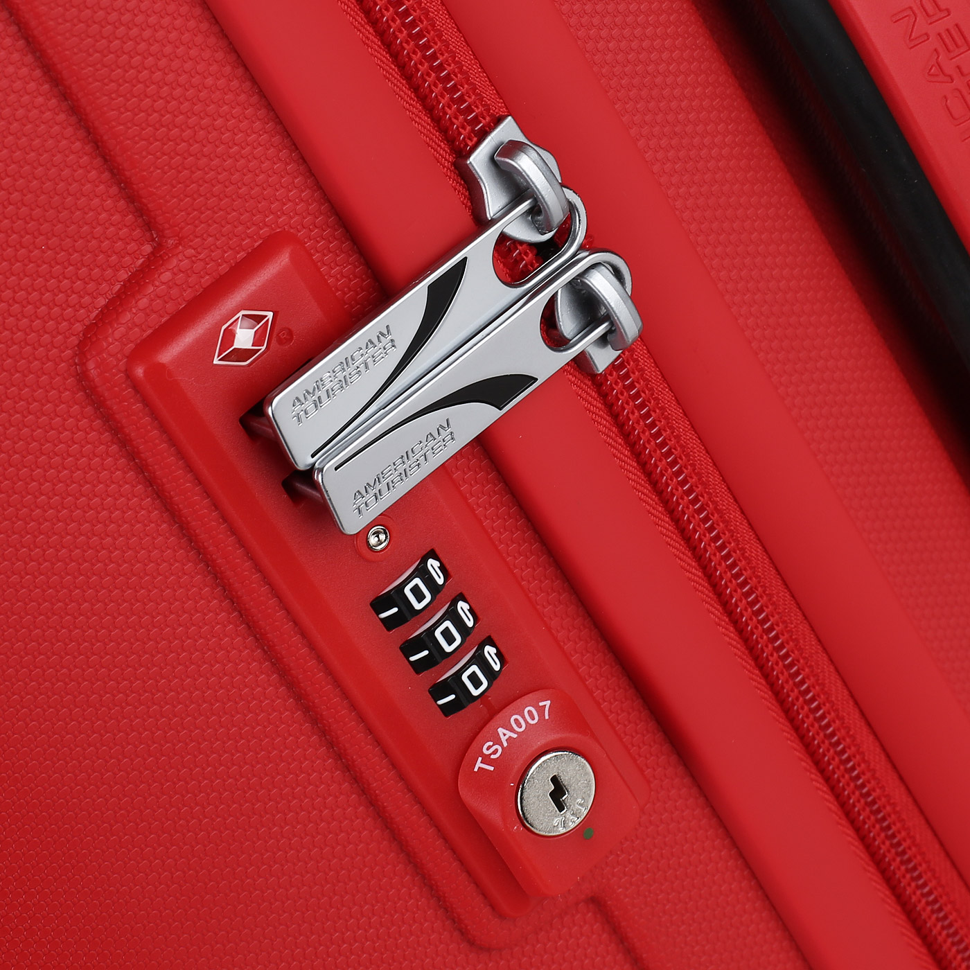 Чемодан на четырех колесах American Tourister Skytracer
