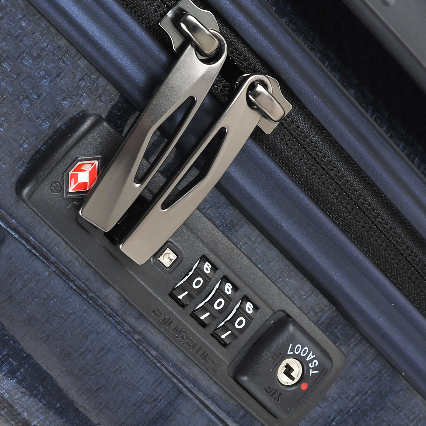 Чемодан для ручной клади из материала Curv с кодовым замком Samsonite Cosmolite