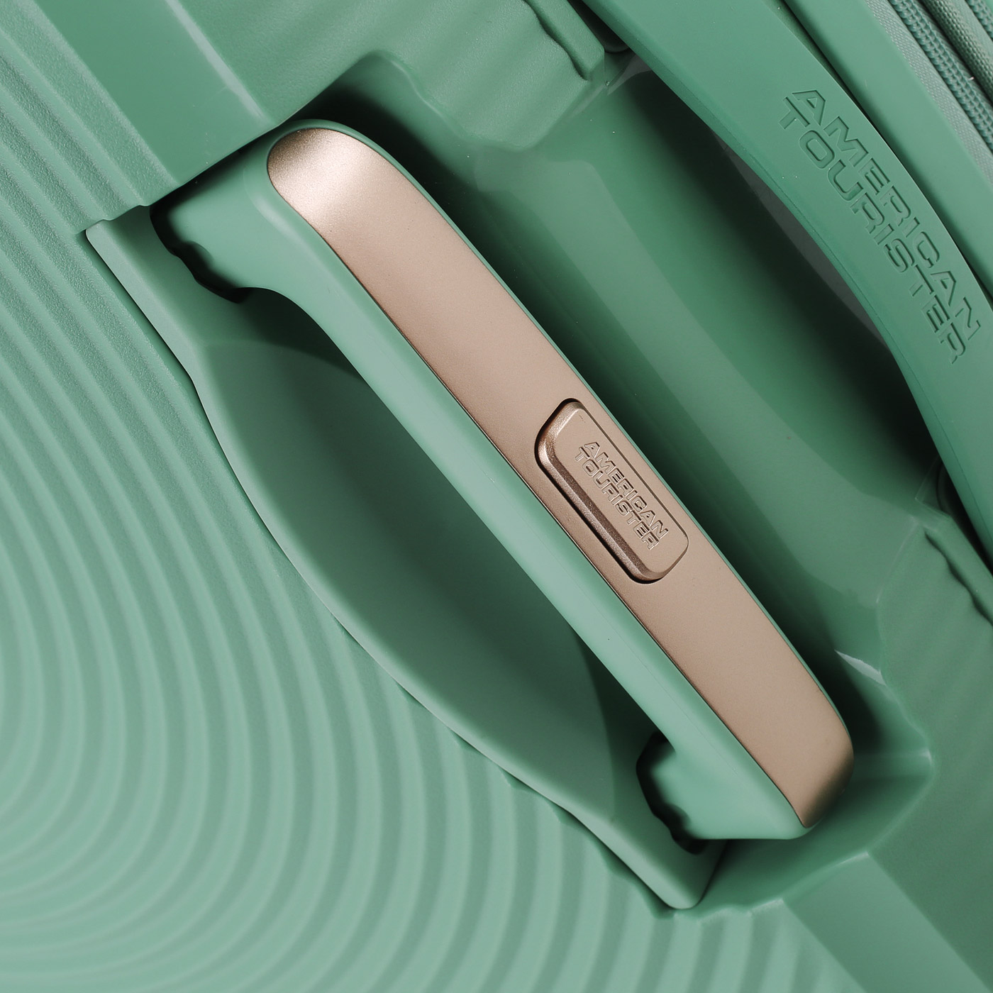 Чемодан средний M из полипропилена с кодовым замком American Tourister Soundbox