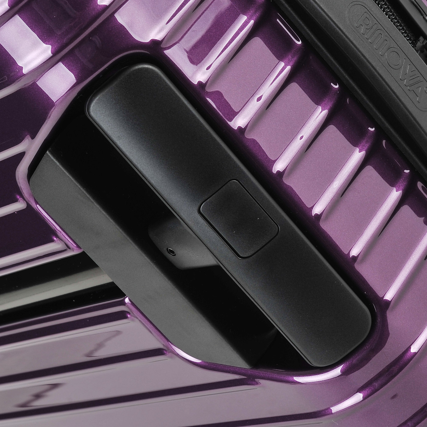 Чемодан средний M из поликарбоната Rimowa Salsa Air