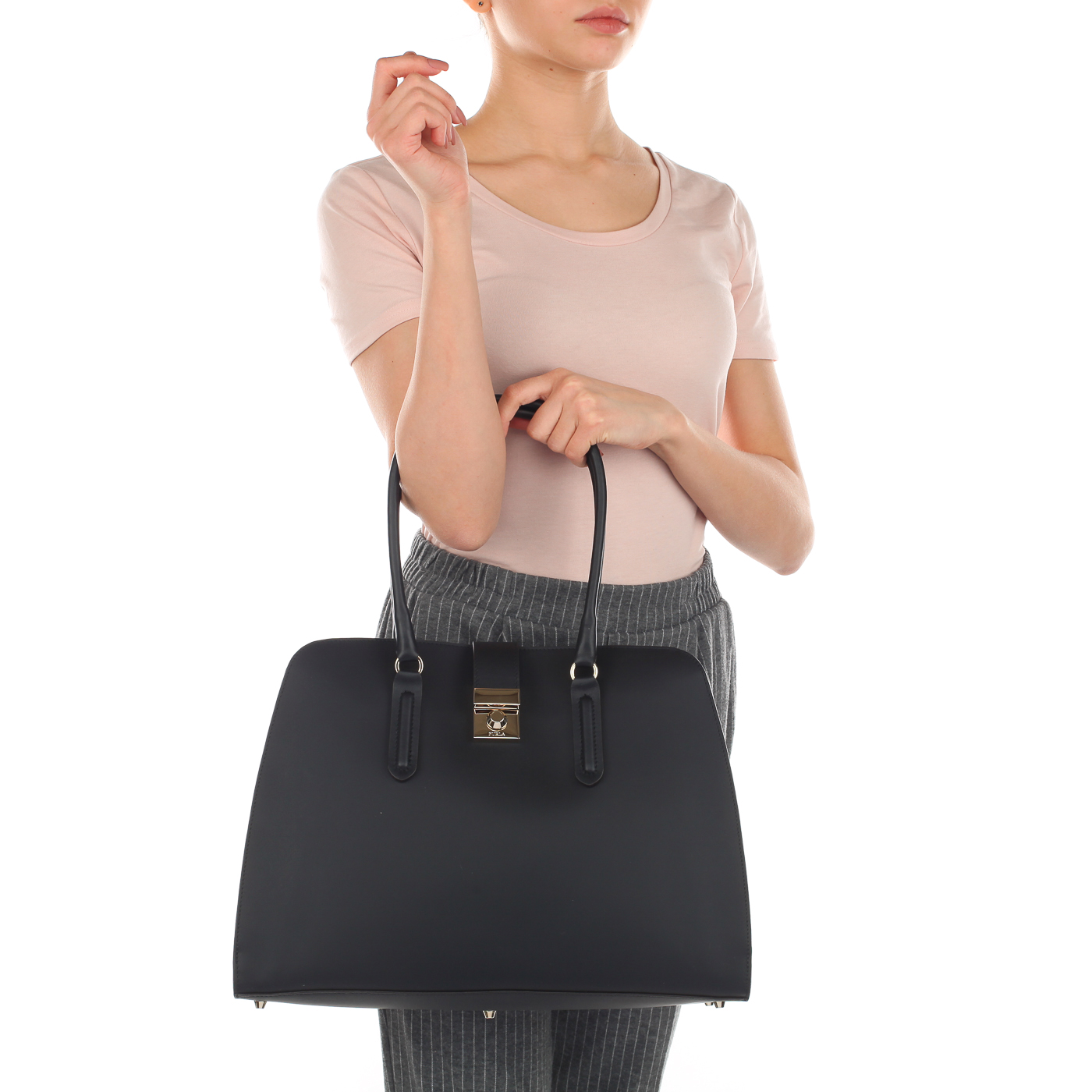 Женская сумка из матовой гладкой кожи черного цвета Furla Milano