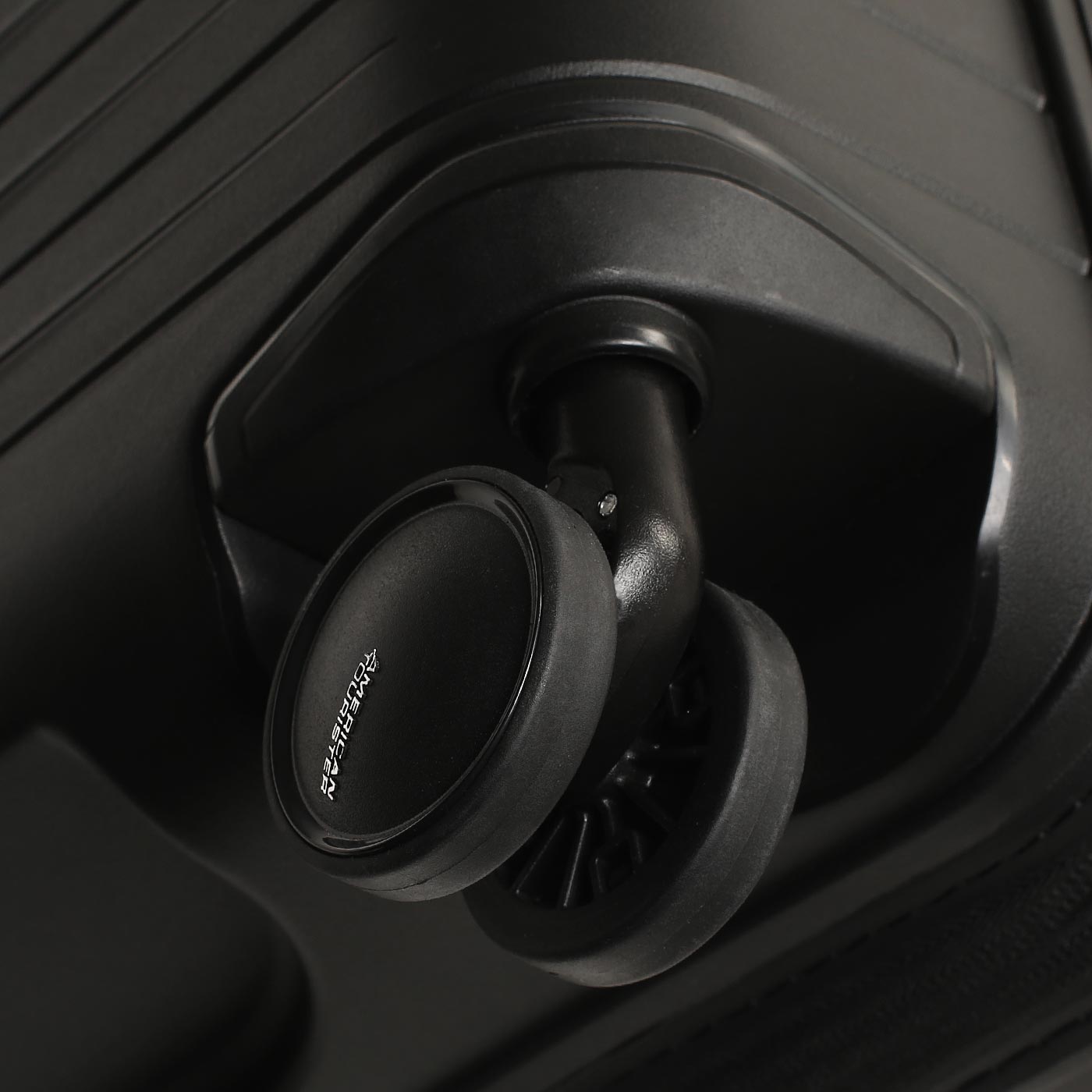 Чемодан средний M из полипропилена American Tourister Fastforward