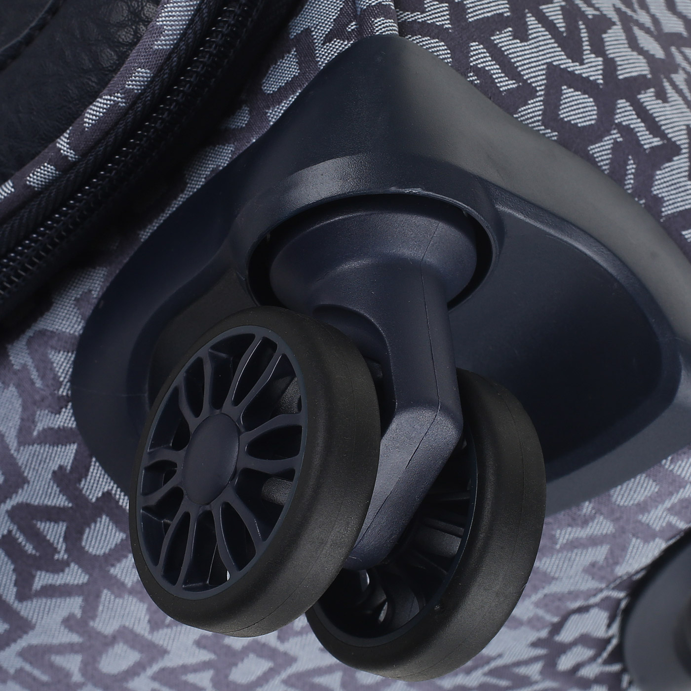 Чемодан для ручной клади тканевый с кодовым замком DKNY DKNY-090 Signature softs