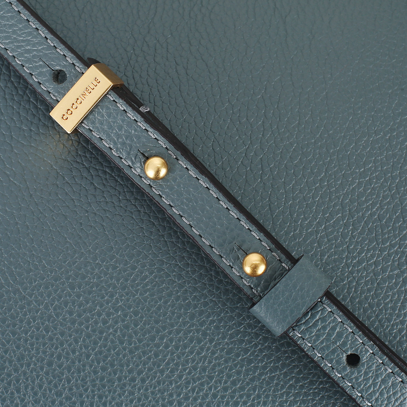 Кожаная сумка через плечо Coccinelle Beat Soft