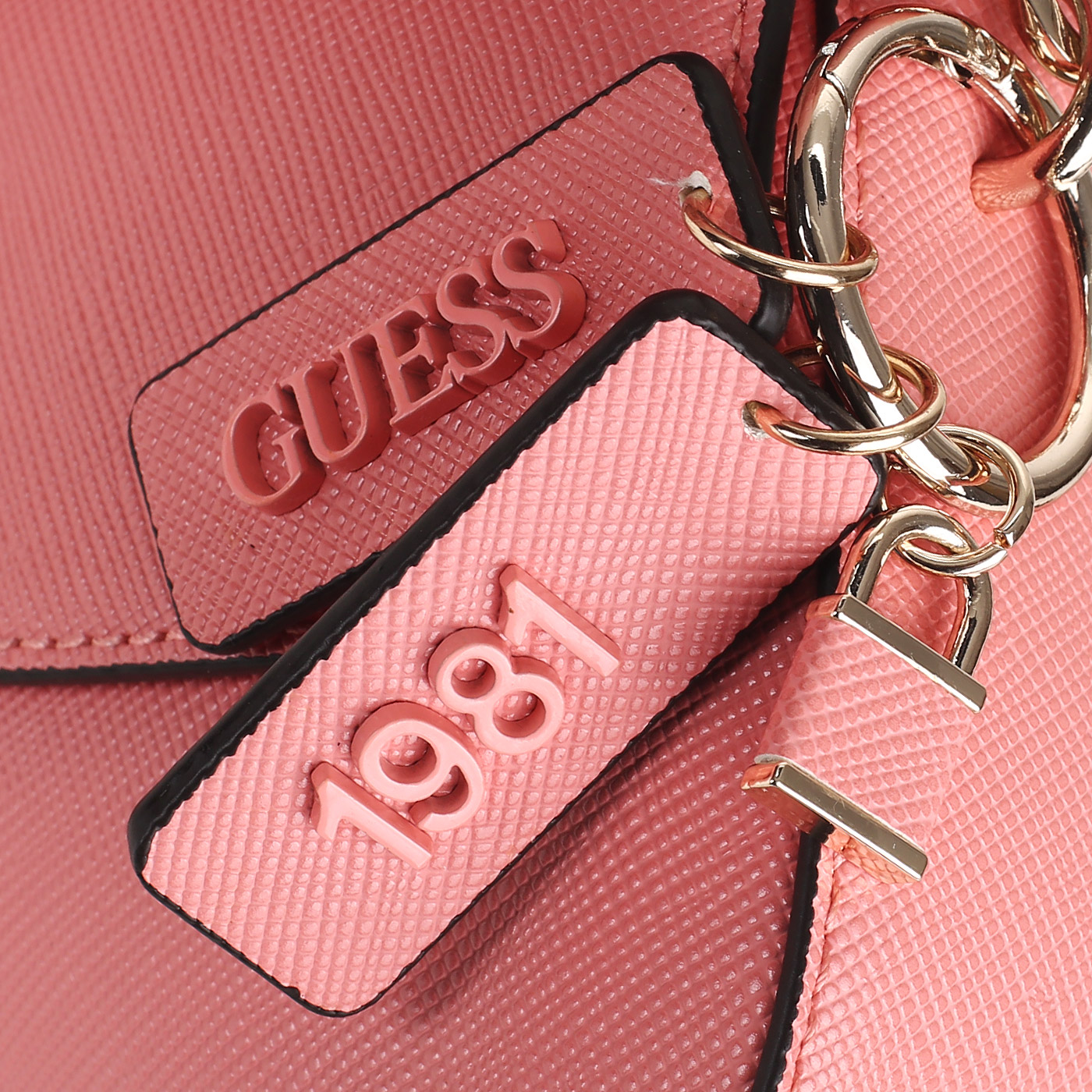 Сумка с фирменным брелком Guess Cordelia