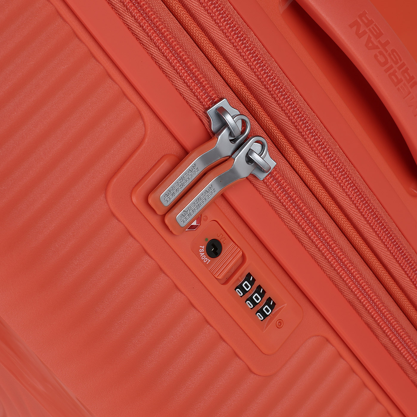 Чемодан большой L из полипропилена с кодовым замком American Tourister Soundbox