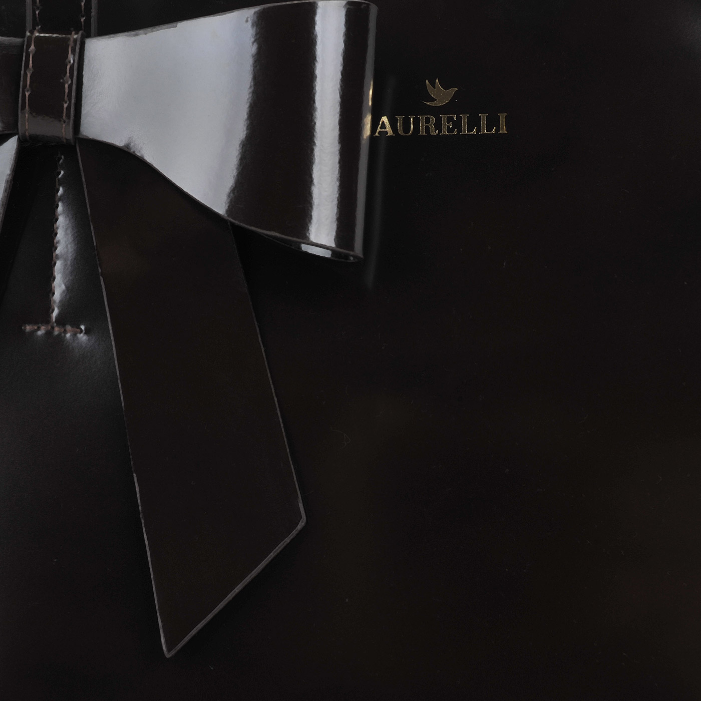 Вместительная коричневая сумка из лакированной кожи Aurelli 