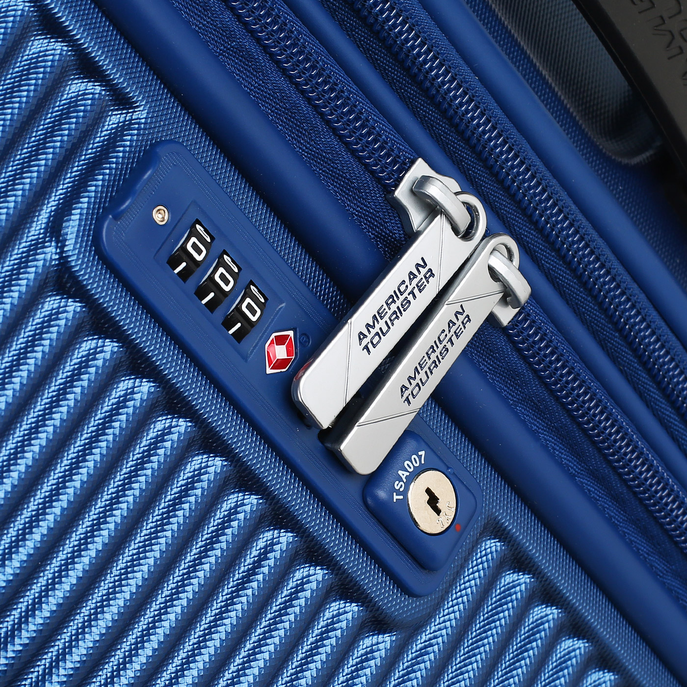 Чемодан средний M из поликарбоната с кодовым замком American Tourister Modern Dream