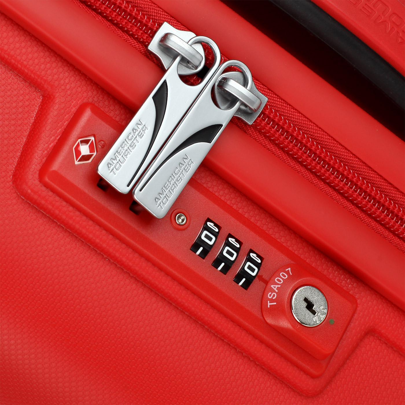 Маленький чемодан на колесах American Tourister Skytracer