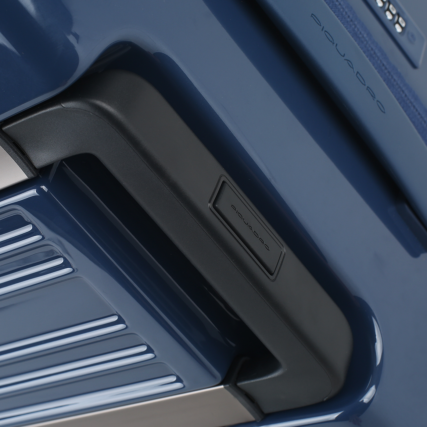 Чемодан средний M из поликарбоната Piquadro PQ Light