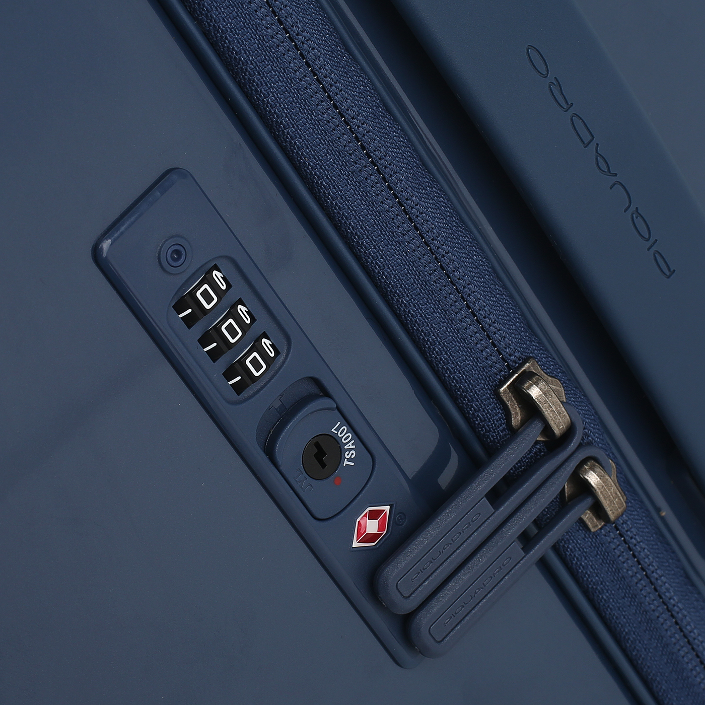 Чемодан средний M из поликарбоната Piquadro PQ Light