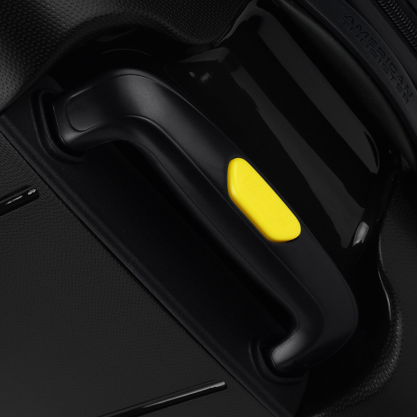 Чемодан средний M из полипропилена с кодовым замком American Tourister Lightrax