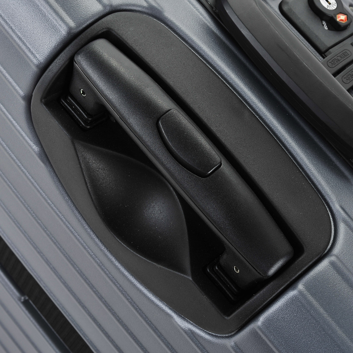 Чемодан на колесах Rimowa Salsa