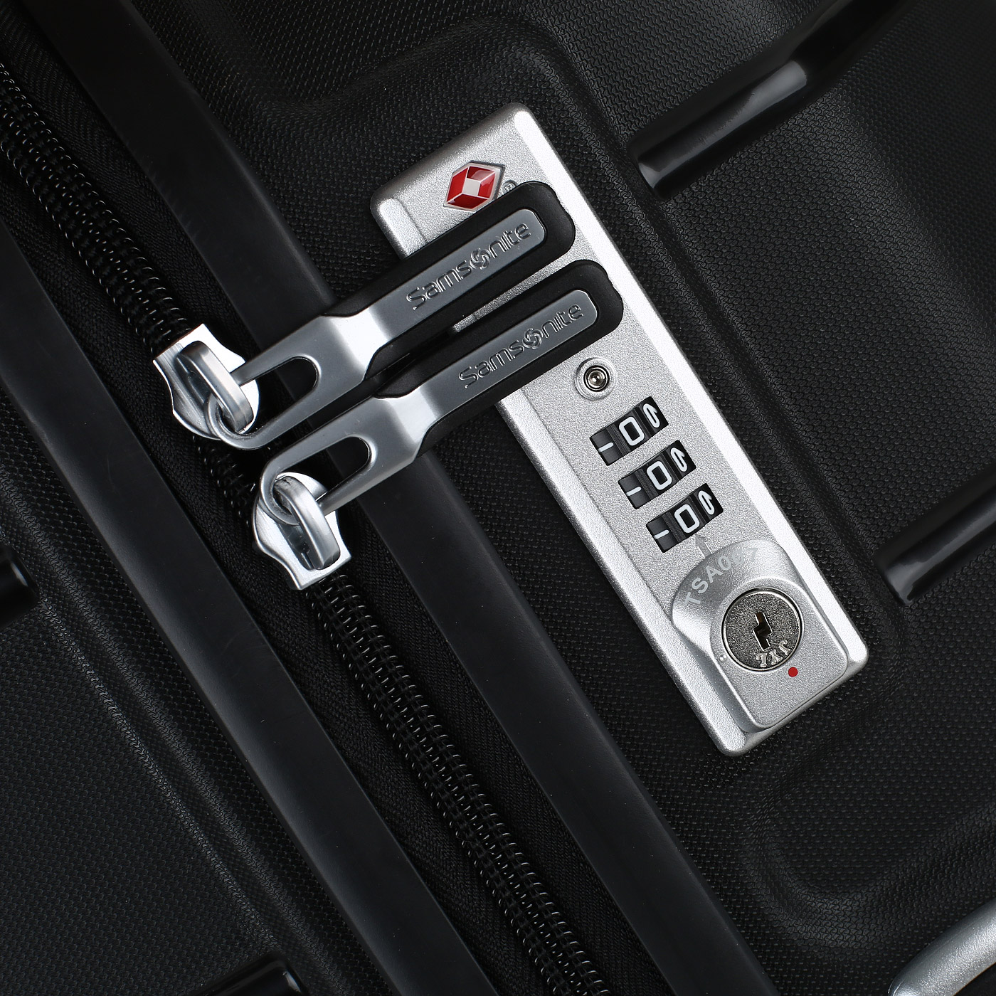 Чемодан средний M из полипропилена с кодовым замком Samsonite Flux