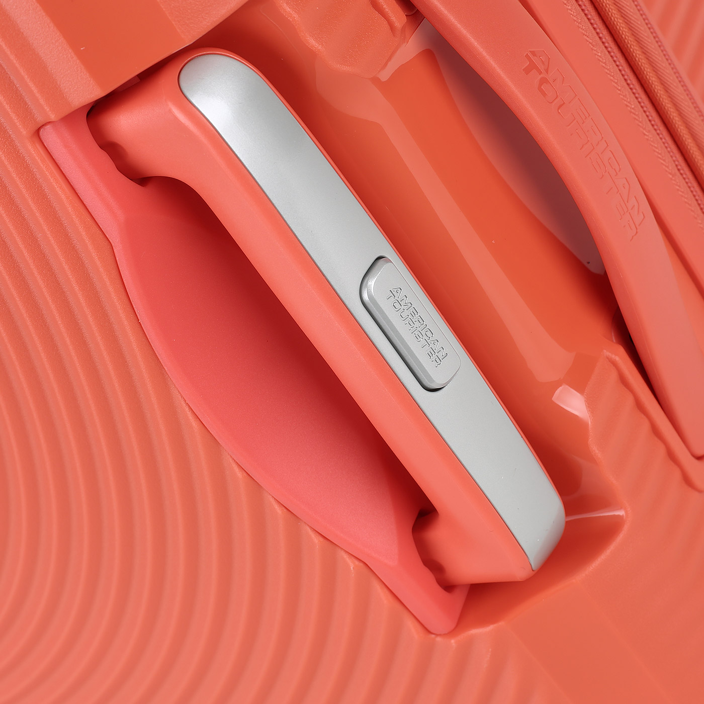 Чемодан большой L из полипропилена с кодовым замком American Tourister Soundbox