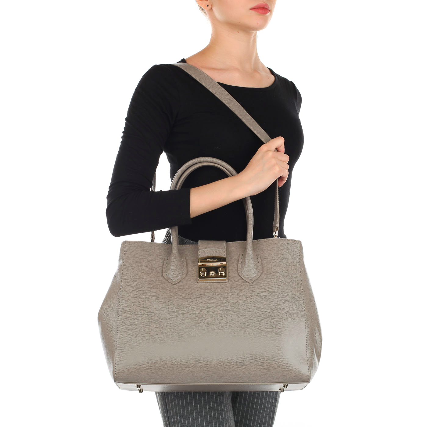 Вместительная женская сумка с плечевым ремешком Furla Metropolis