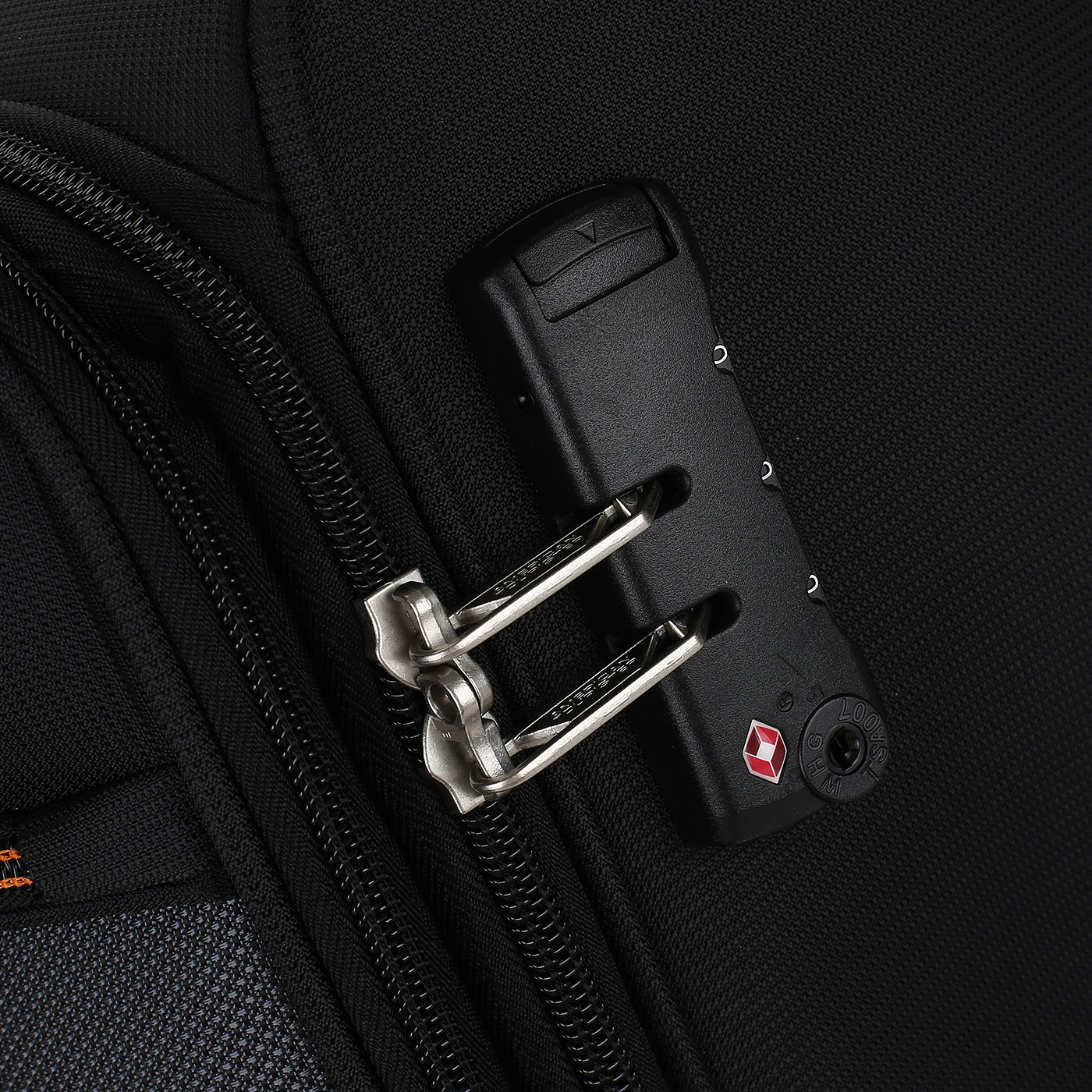 Чемодан средний M тканевый с кодовым замком American Tourister Sens