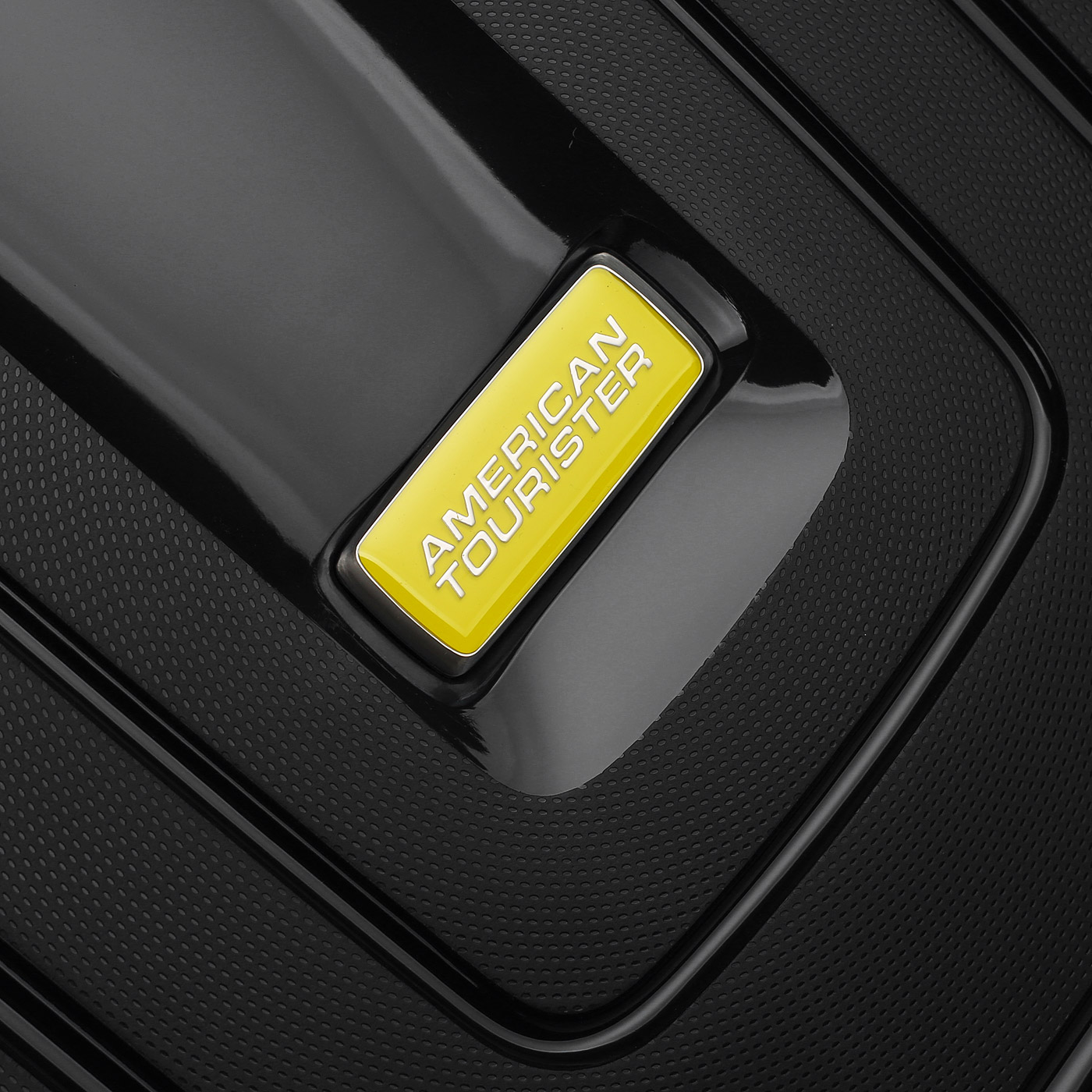 Чемодан средний M из полипропилена с кодовым замком American Tourister Lightrax