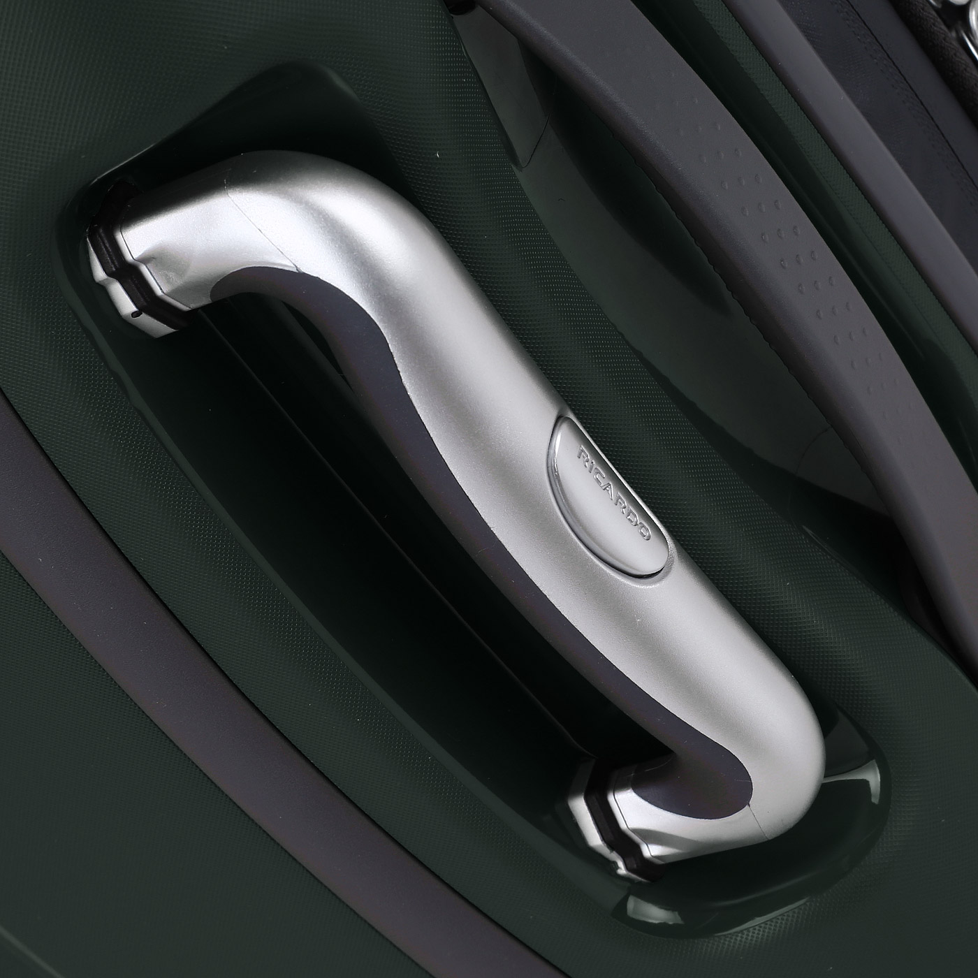 Чемодан средний M из полипропилена с кодовым замком Ricardo Mendocino