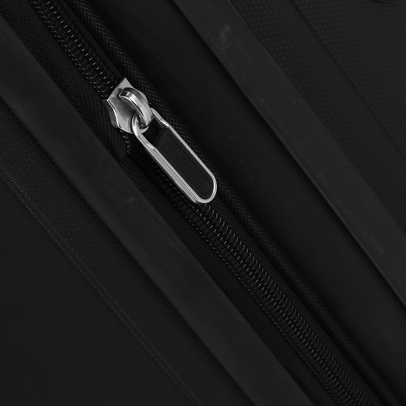 Чемодан средний M из полипропилена с кодовым замком American Tourister Bon Air